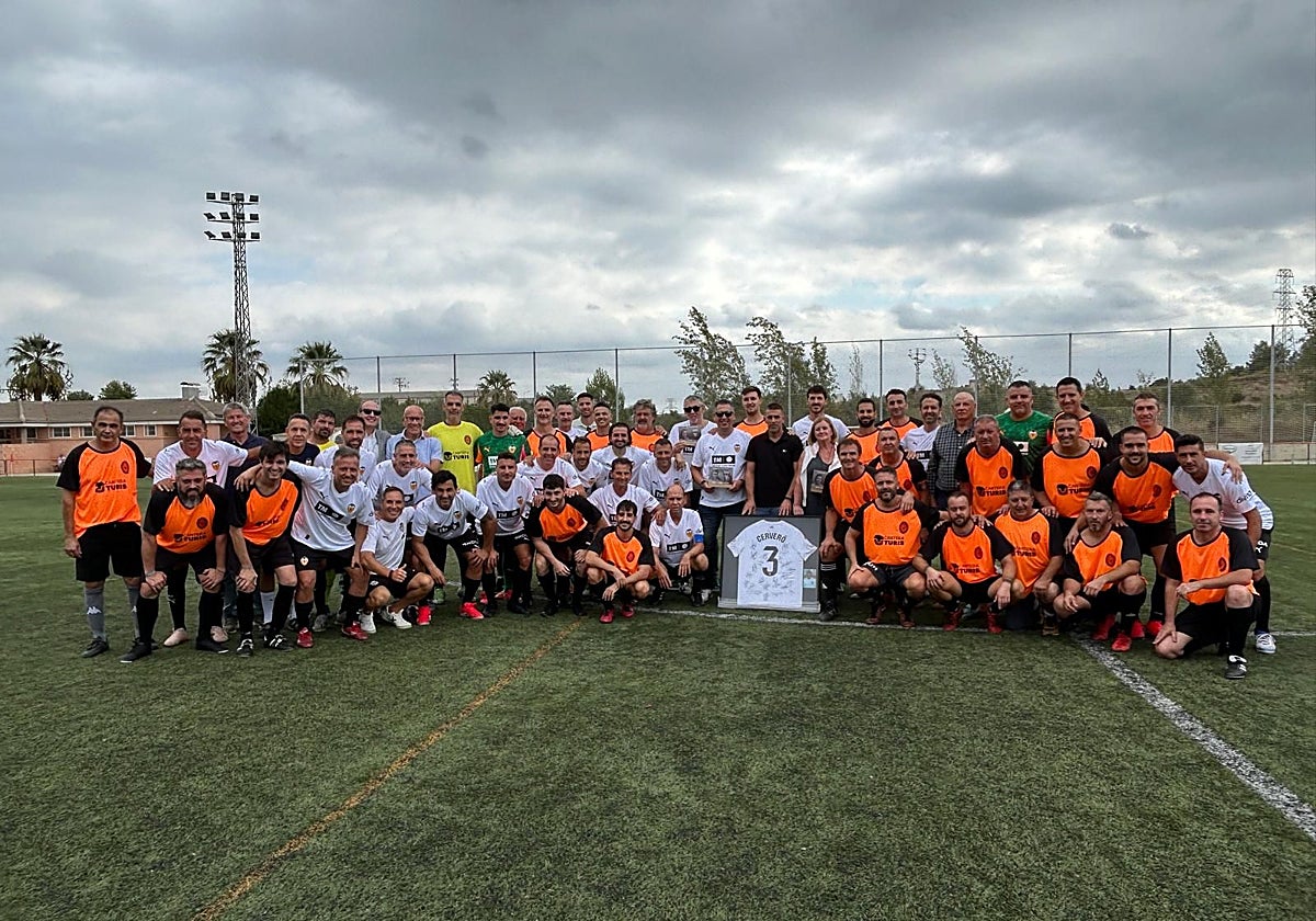 Entrega de un cuadro conmemorativo a la familia de José Cerveró.