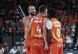 El Valencia Basket celebra una canasta en el Roig Arena.