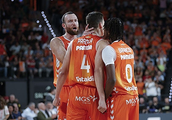 El Valencia Basket celebra una canasta en el Roig Arena.