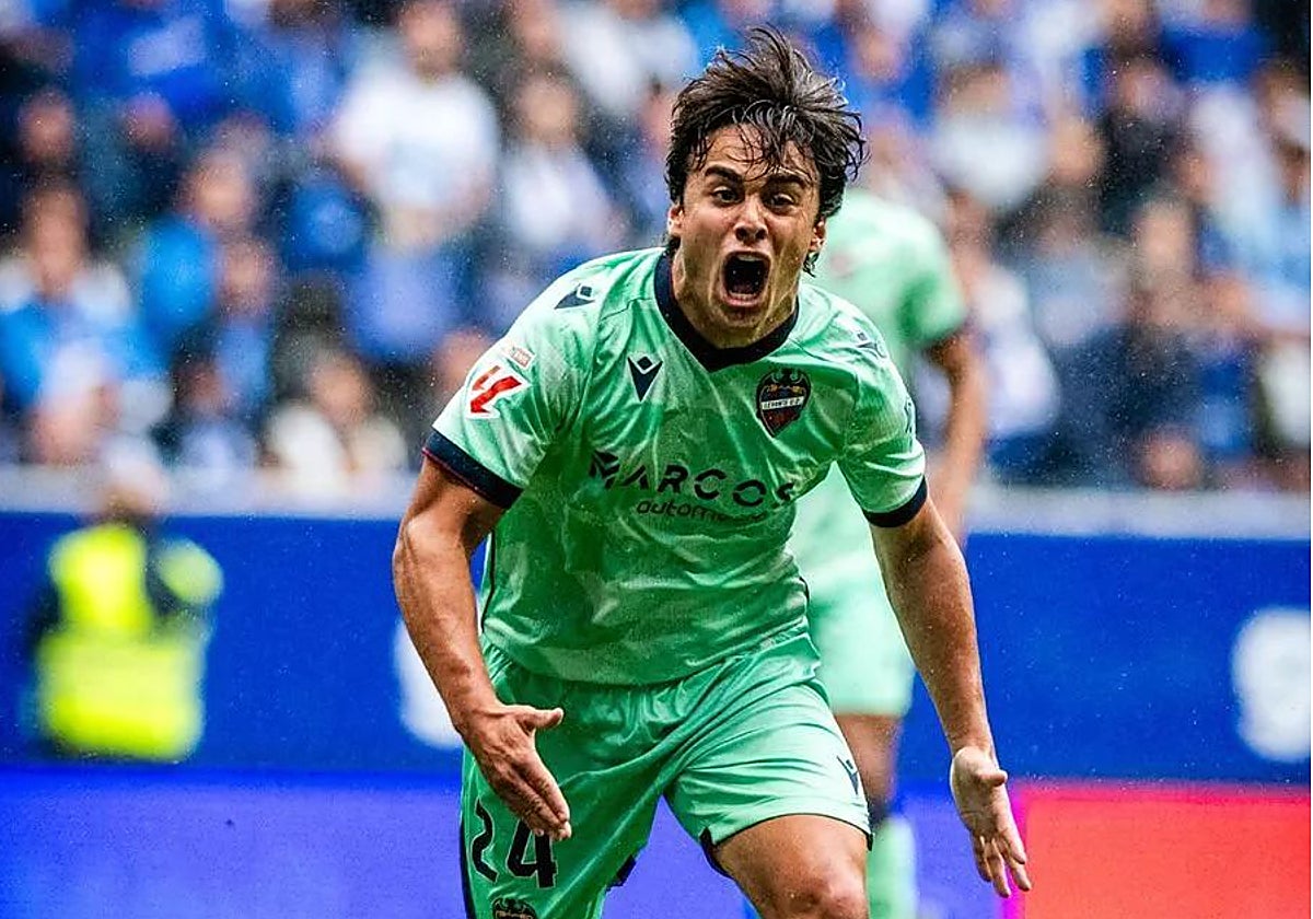 Carlos Álvarez celebra un gol del Levante.