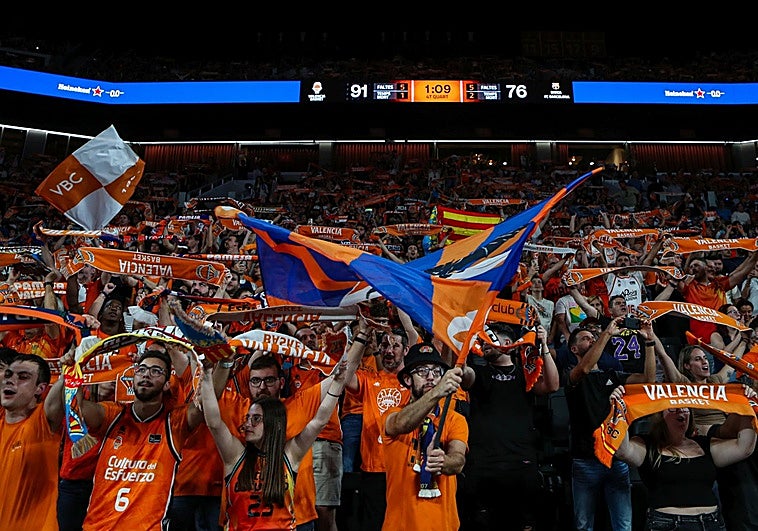 La afición del Valencia Basket en el Roig Arena.