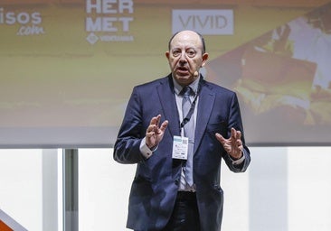 El economista Gonzalo Bernardos aconseja aplicar una 'economía de guerra' para poder comprar una vivienda