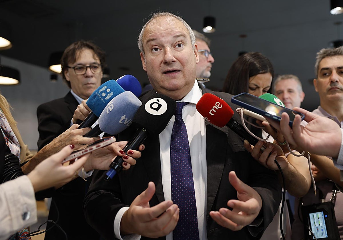 El ministro de Industria y Turismo, Jordi Hereu, en un concesionario en Valencia.