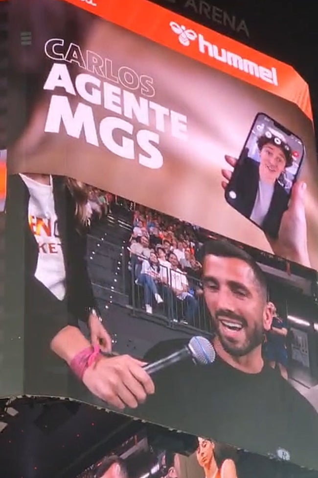 Gayà, en el videomarcador del Roig Arena.