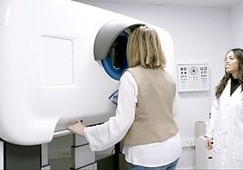 Una paciente, supervisada por una profesional, sigue las instrucciones de Doria.