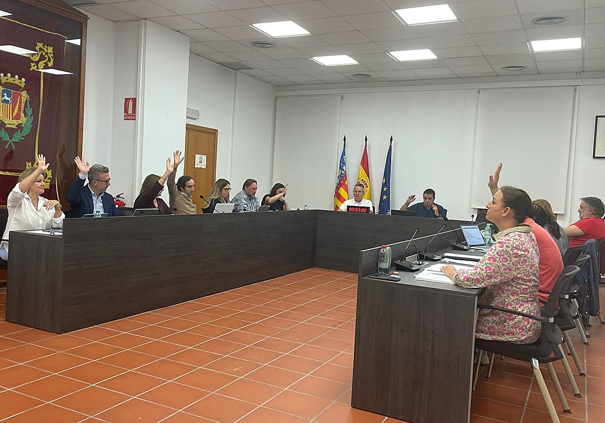 Los concejales votan la bajada de impuestos en el pleno celebrado este lunes por la tarde.