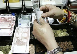 Dinero en una caja registradora, en una imagen de archivo.