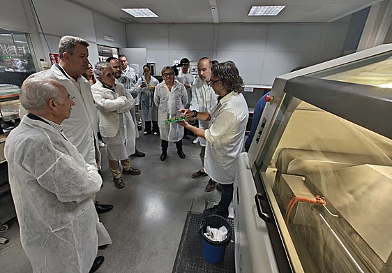 El conseller, durante su visita a la empresa Inelcom de Xàtiva.