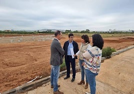 Representantes de los Ayuntamientos junto a la balsa de laminación.