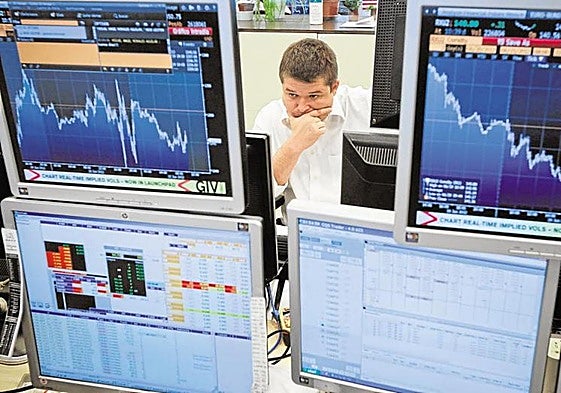 Un empleado de una empresa de servicios financieros sigue la evolución de las cotizaciones, en una imagen de archivo.