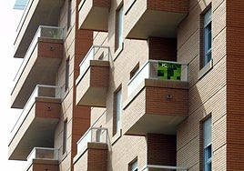 Un piso a la venta en un edificio, imagen de archivo.