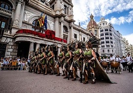 Moros y cristianos en la plaza del Ayuntamiento.