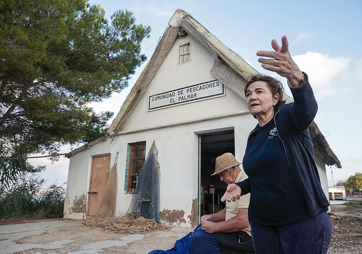 Imagen principal - Lluís Marco y Carmen Serrano integran una de los tres matrimonios que mantienen viva la pesca en el punto de la Goladel Pujol. Operarios seleccionan capturas en la lonja. Lluís preparando las redes para atrapar cangrejo azul.
