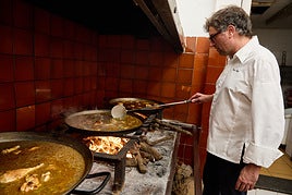 Vicente Rioja cocina una paella.