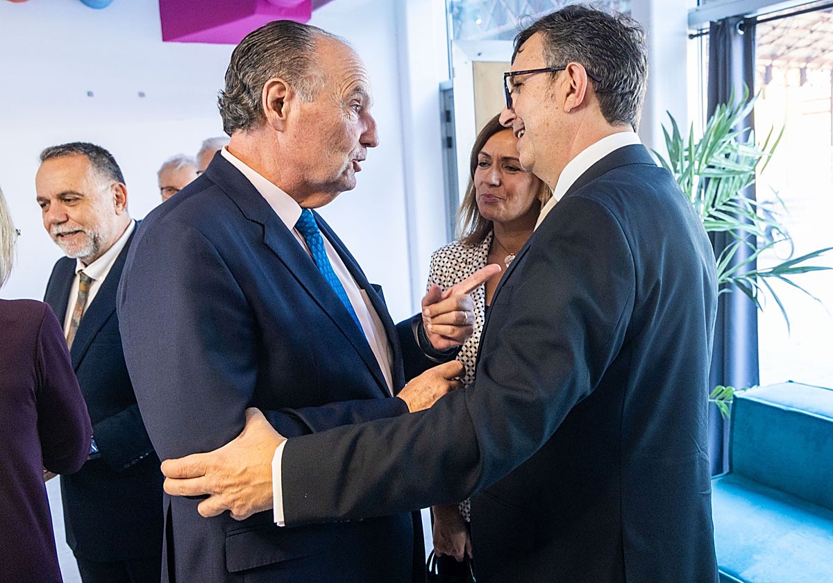 El presidente de Cámara de Comercio, José Vicente Morata (dcha.), y el candidato a presidir la CEV, Vicente Lafuente, en los premios de Femeval.