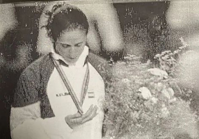 Almudena Muñoz observa el oro olímpico en el podio de Barcelona 92.