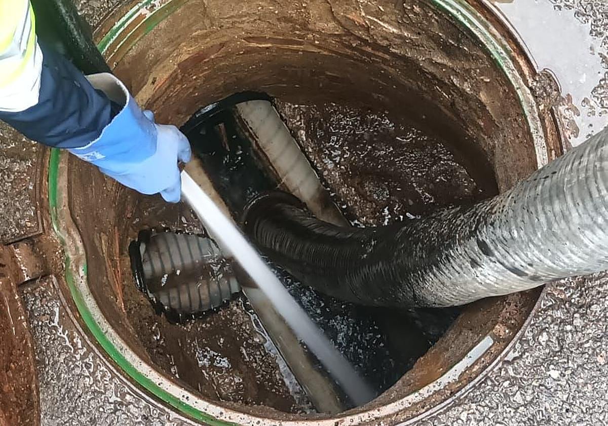 Limpieza del alcantarillado en Utiel.