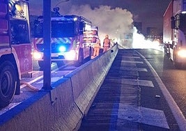 Incendio de un camión en la V-30 este martes, 7 de octubre.