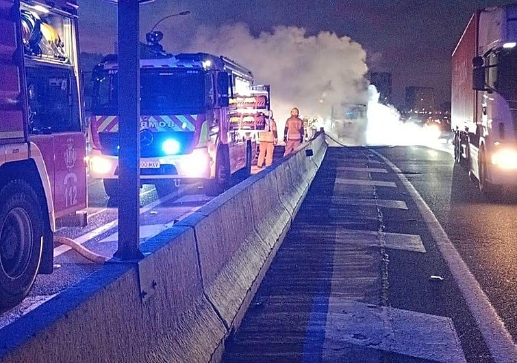 Incendio de un camión en la V-30 este martes, 7 de octubre.