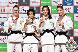 Aitana Díaz, primera por la izquierda, con su medalla.