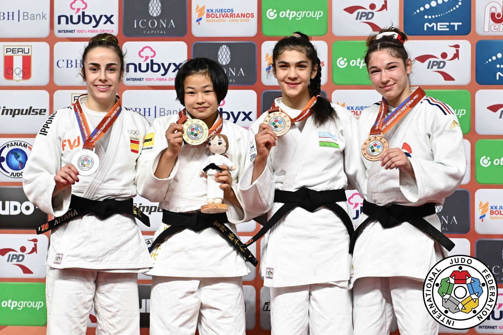 Aitana Díaz, primera por la izquierda, con su medalla.