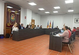 Los concejales votan la bajada de impuestos en el pleno celebrado este lunes por la tarde.