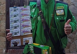 Un vendedor de la ONCE en una imagen de archivo.