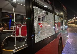 El autobús de la línea C3 con las dos lunas destrozadas.