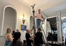 La Senyera, con el chubasquero, en el interior del Ayuntamiento este martes.