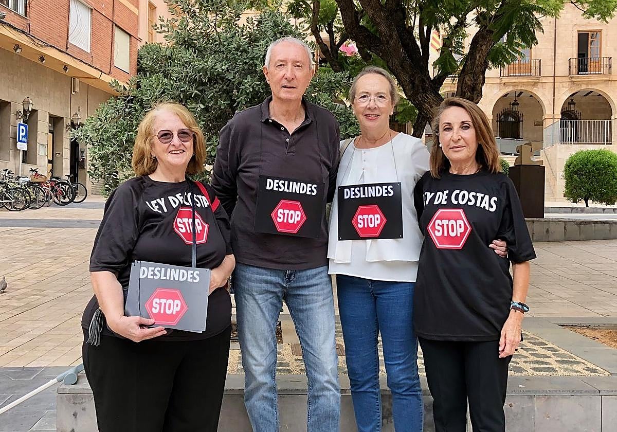 María Rosa Morera con su marido Carlos, entre Rosa María Marín y Fina Peretó.