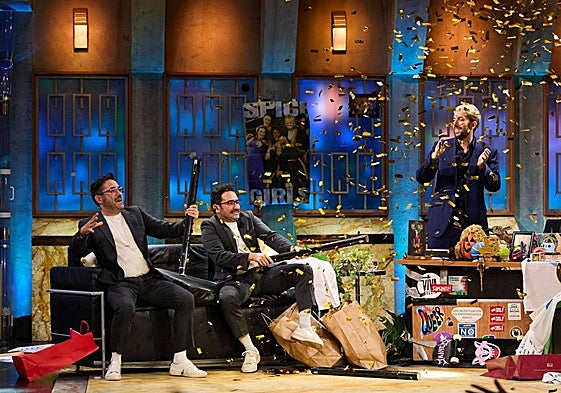 Juan Antonio Bayona y Carlos Bayona este lunes en 'La Revuelta'.