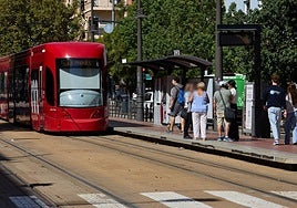 Usuarios esperan la llegada del tranvía, en Valencia.