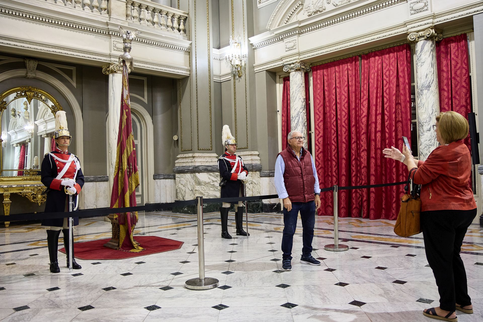 Fotos de la exposición de la Real Senyera en el Salón de Cristal del Ayuntamiento de Valencia