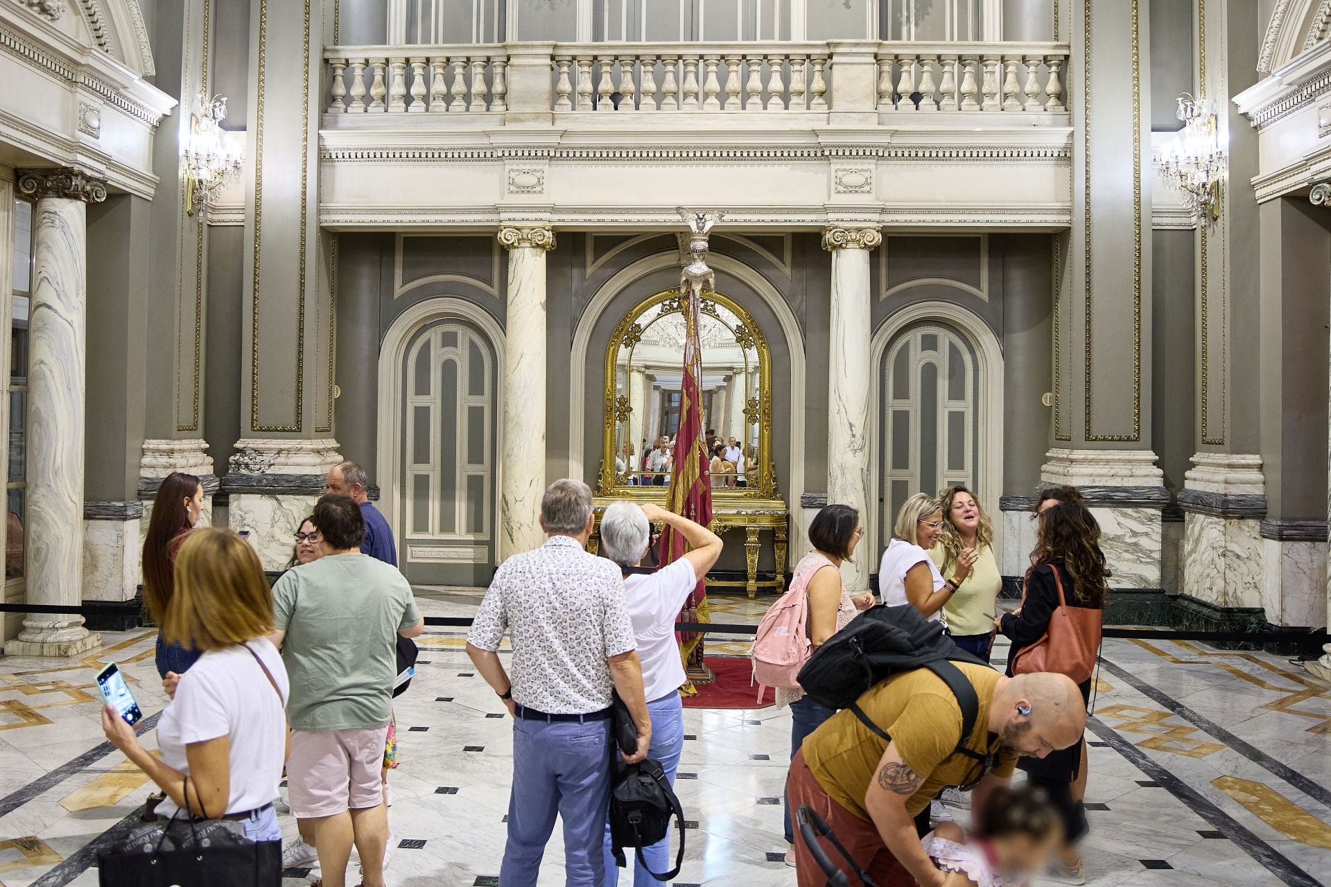 Fotos de la exposición de la Real Senyera en el Salón de Cristal del Ayuntamiento de Valencia