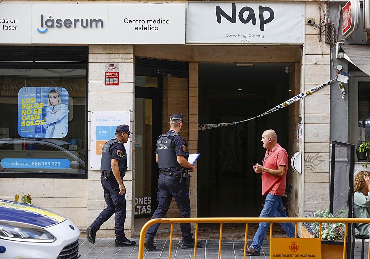 Acceso al local clandestino de la calle Finlandia, ya precintado por la Policía Local.