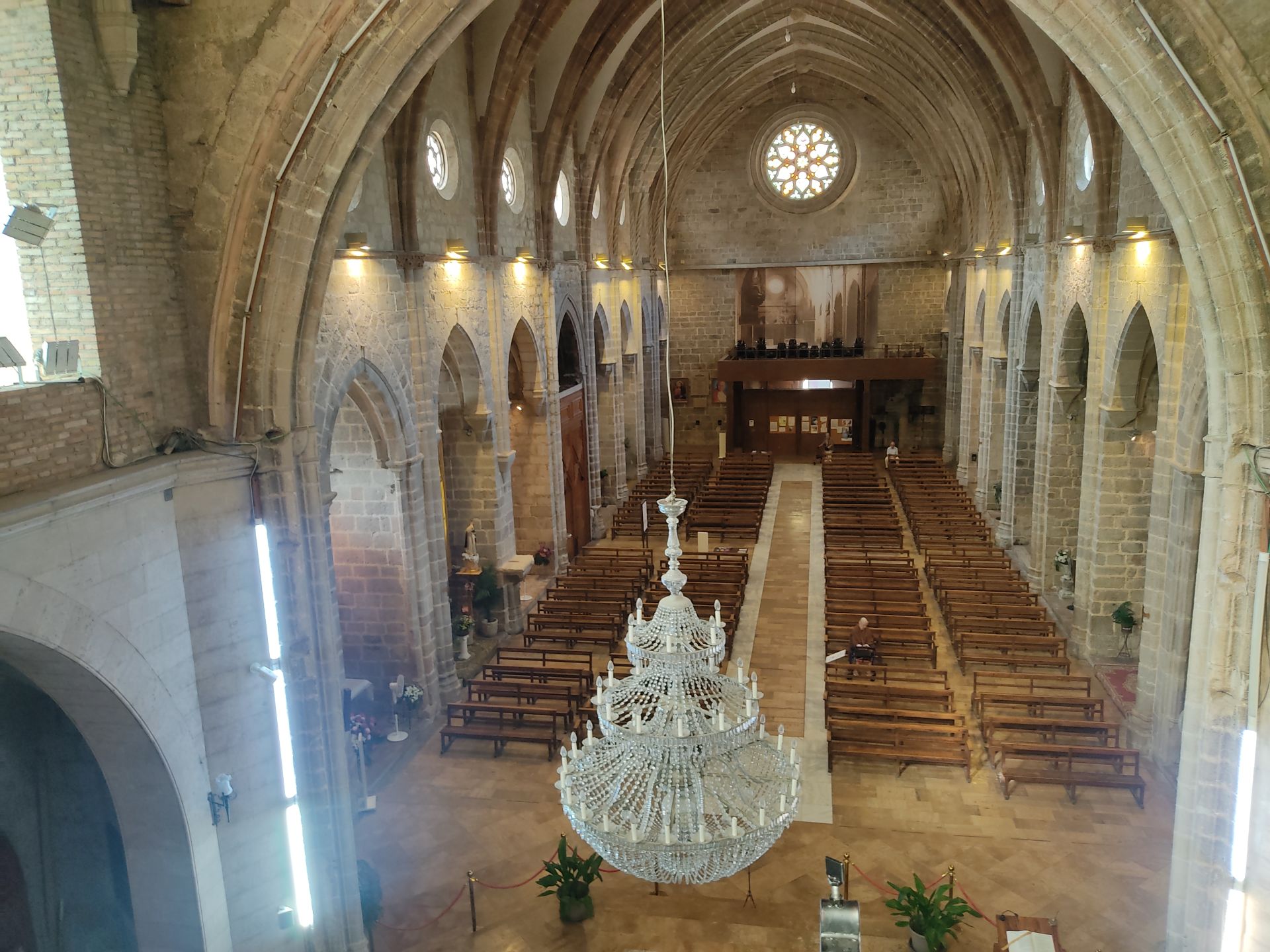 Imagen principal - Piedras del techo de la Colegiata de Gandia se desprenden por las humedades