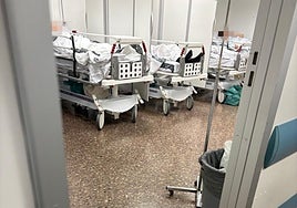 Sala reservada para médicos, con varios pacientes instalados en el Clínico.