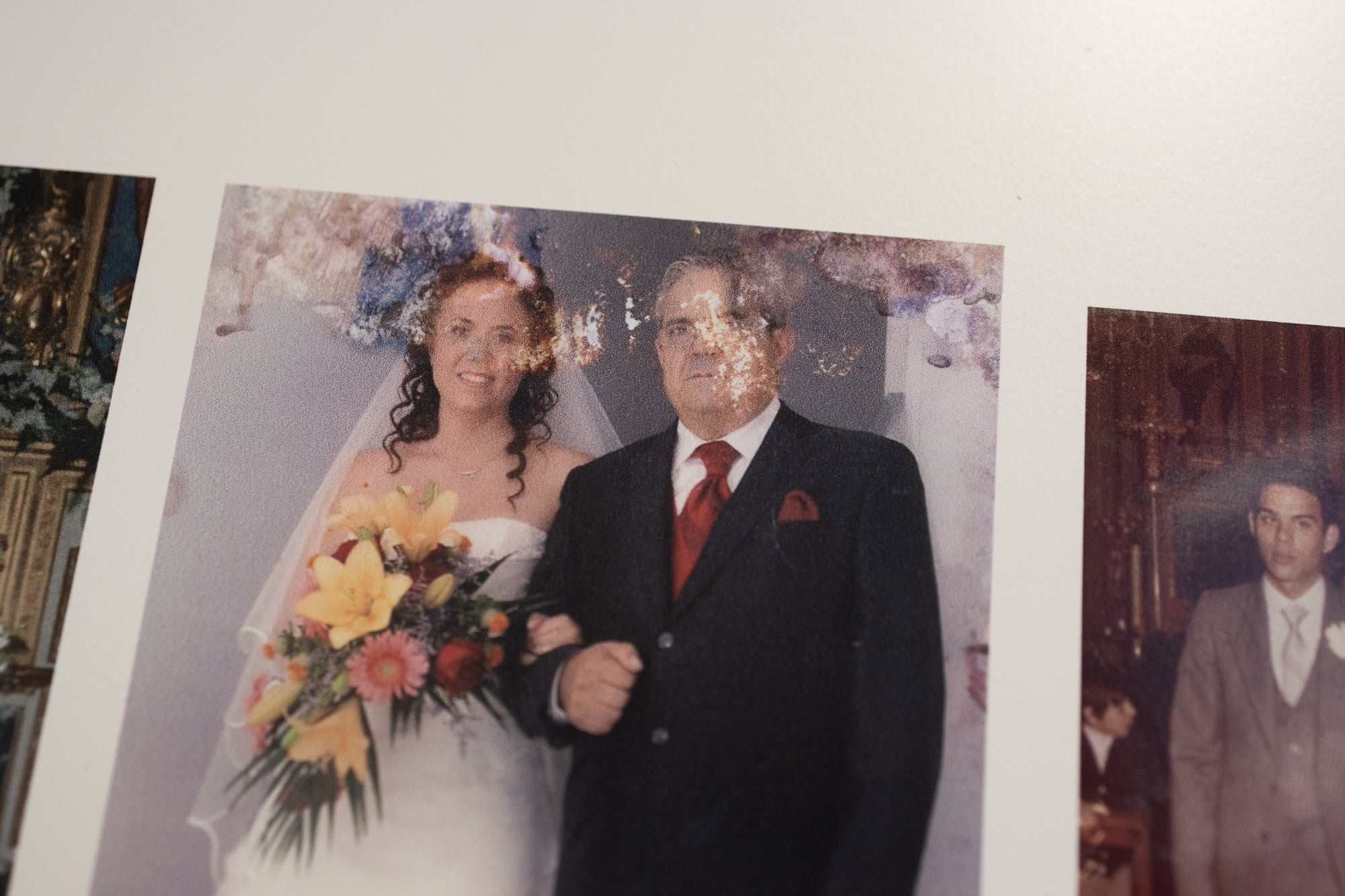 Imagen secundaria 2 - Arriba, momento de la inauguración de la exposición. Sobre estas líneas, panorámica de la muestra y a la derecha, una de las fotos recuperadas.