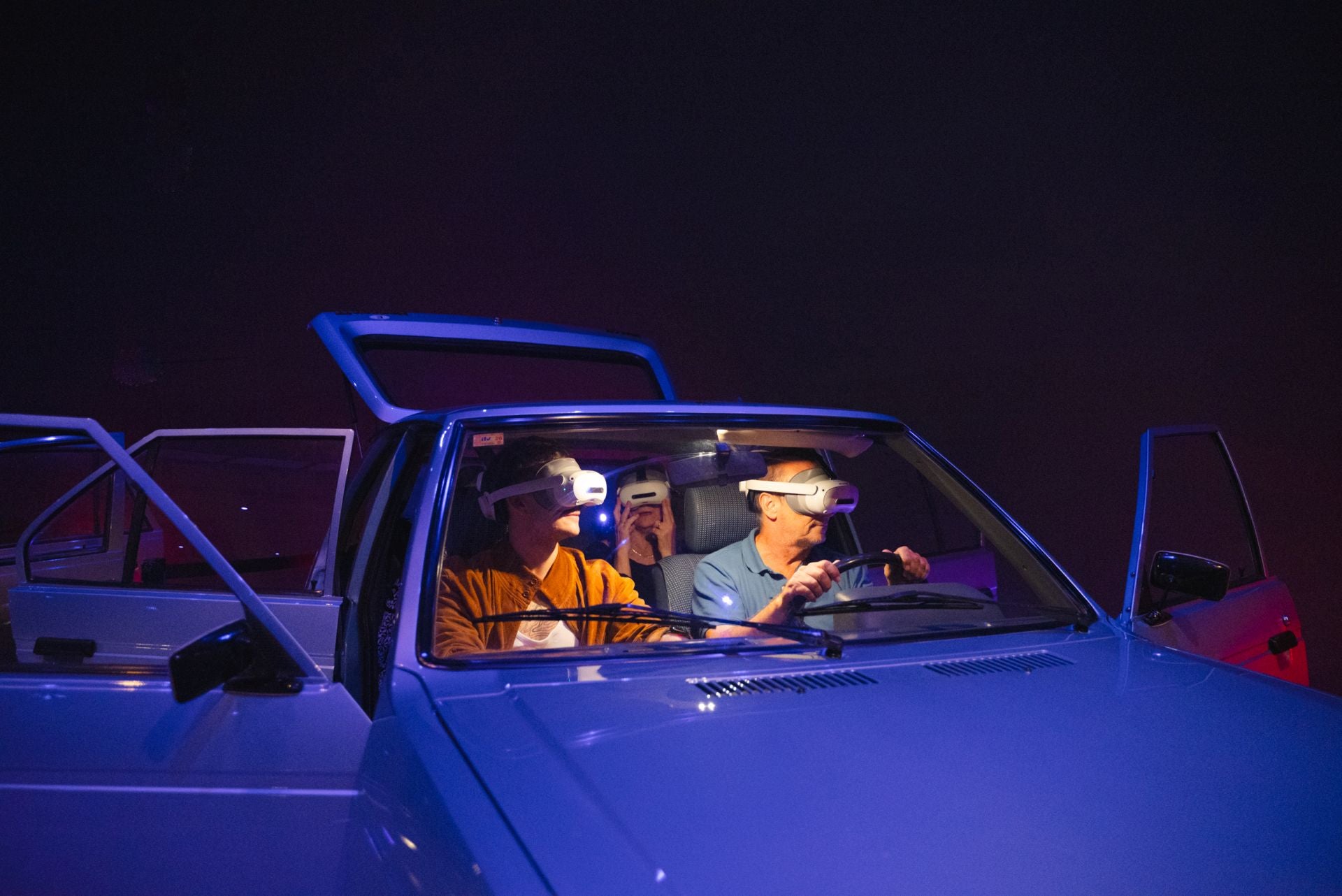 Imagen principal - Arriba, la exposición 'La Ruta', en Bombas Gens; la muestra 'Sorolla a través de la luz', de la Fundción Bancaja, y una instalación en el Centro de Arte Hortensia Herrero. 