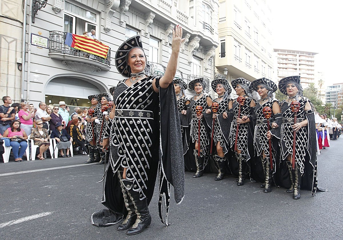 Un momento del desfile de Moros y Cristianos en Valencia.
