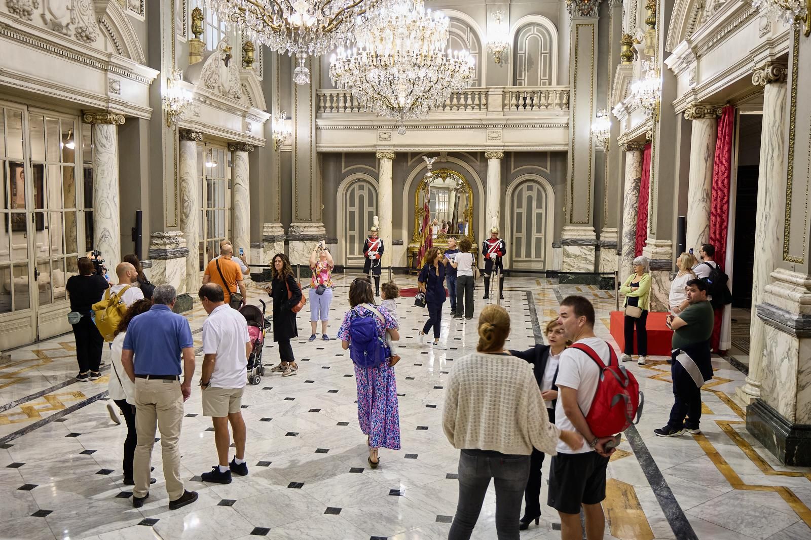 Fotos de la exposición de la Real Senyera en el Salón de Cristal del Ayuntamiento de Valencia