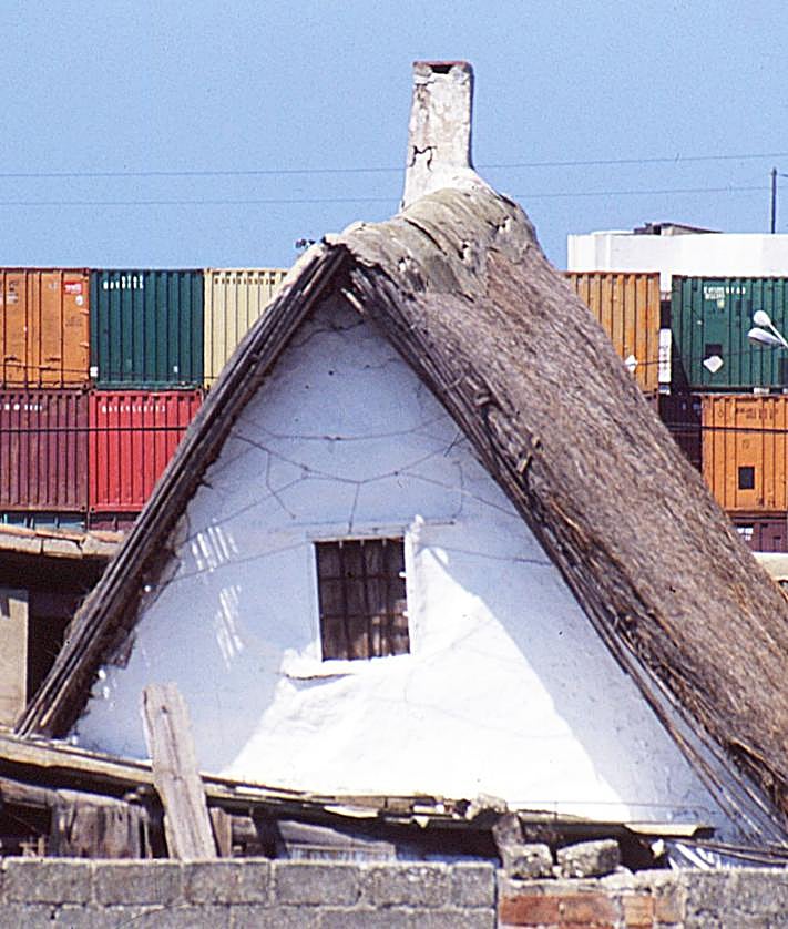 Imagen secundaria 2 - Ejemplos de la degradación de las barracas en las últimas décadas.