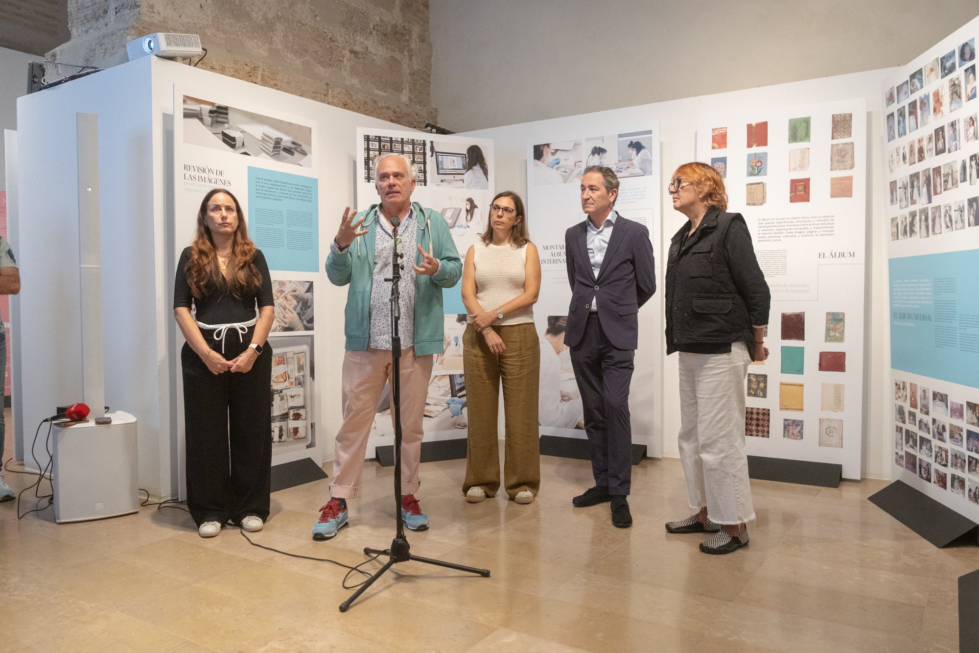 Imagen principal - Arriba, momento de la inauguración de la exposición. Sobre estas líneas, panorámica de la muestra y a la derecha, una de las fotos recuperadas.