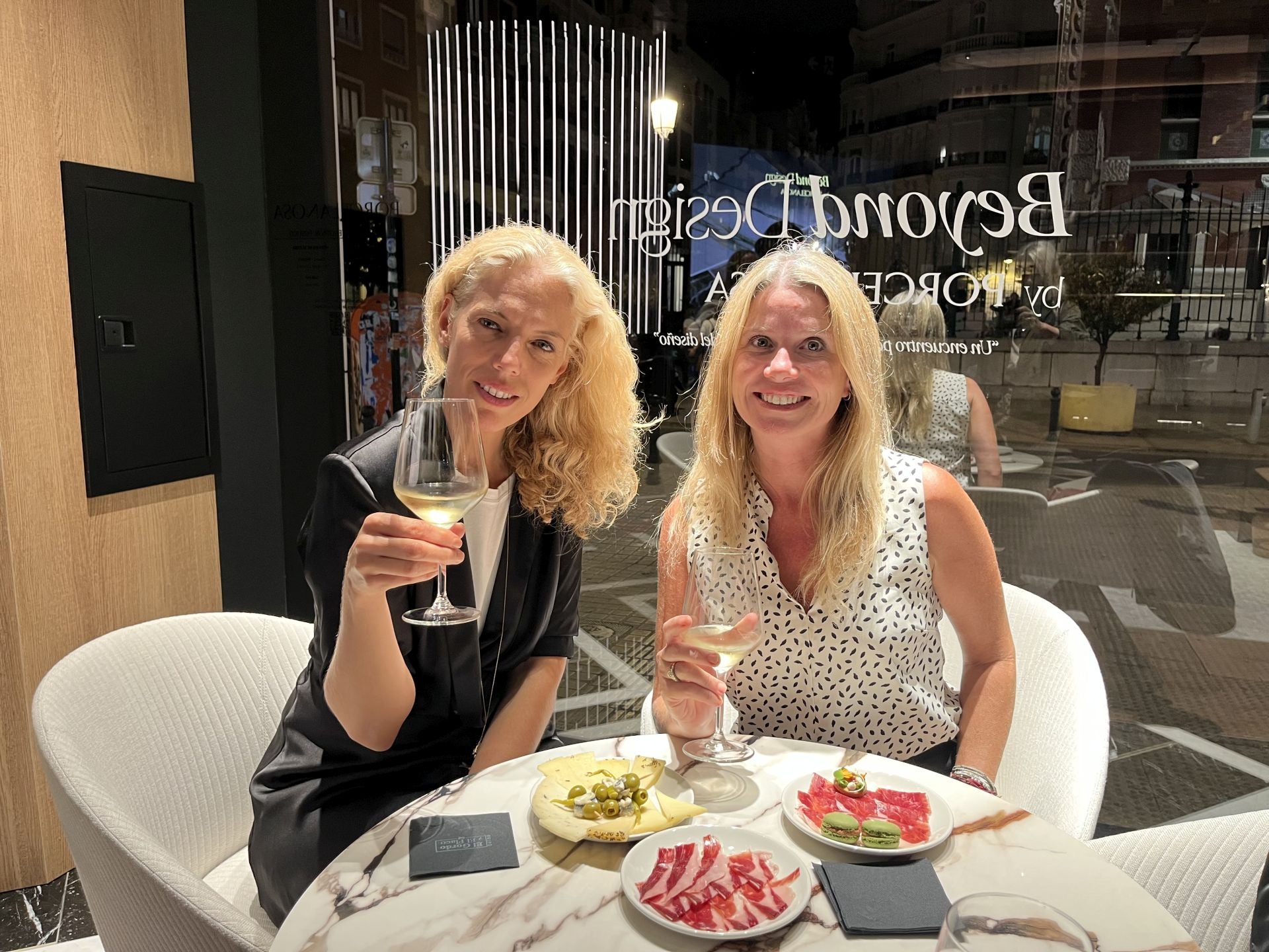 Verónica Adlert y Emma Burgos en la fiesta de Porcelanosa.