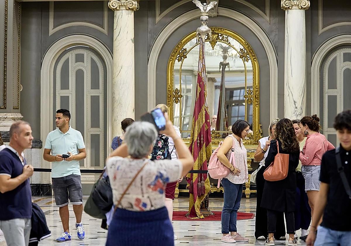 Exposición de la real Senyera en Salón de Cristal del Ayuntamiento de Valencia.