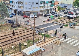 Paso a nivel de Alfafar sin una barrera bajada.