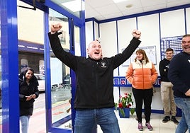 Varios ganadores celebran un premio en una administración de lotería. Imagen de archivo.