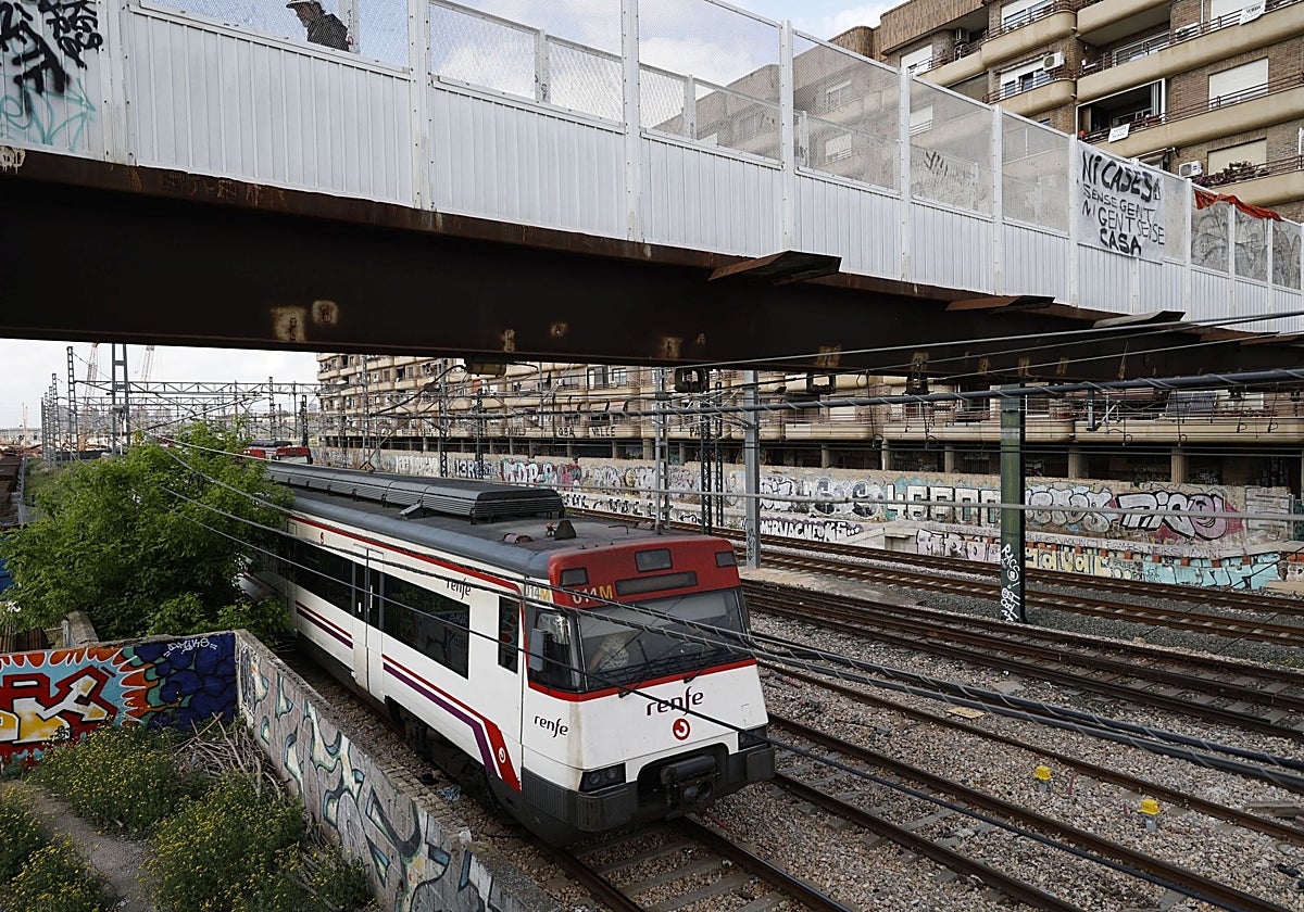 Un tren de cercanías llega a Valencia.