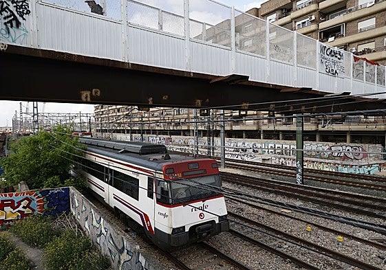Un tren de cercanías llega a Valencia.