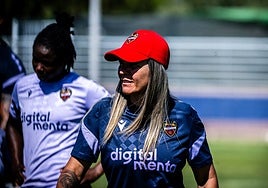 Emily Lima, durante un entrenamiento con el Levante.